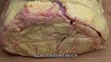 朋友把牛排用黄油裹上，5天后取出放锅煎，切开流口水
