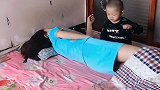 妈妈让儿子给自己挠痒痒，不料儿子竟用刷子，不是亲生的早挨揍了