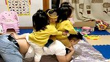 自从生了三胞胎女儿，为了哄她们开心，爸爸太难了