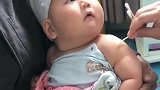 护士阿姨给小宝宝打针，没想到宝宝一直盯着阿姨看，小表情好逗啊