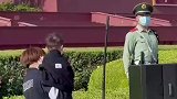 男孩向执勤军人敬礼，军人礼貌回礼