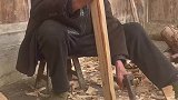 孙女出嫁，爷爷没什么东西送，亲自做了几个盆当作嫁妆送孙女
