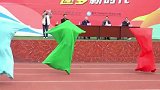 学生运动会上表演创意舞蹈，这一个个把台上领导都逗笑了