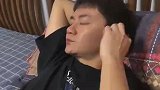 当我带着耳机听歌睡觉的时候