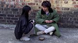 姑娘碰上乞丐，结果姑娘要拜乞丐为师，过程太搞笑了