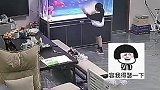 金龙鱼被女孩逗生气跳出鱼缸，我也是有脾气的