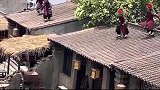 电视剧拍摄的现场，演员从房顶上跳下来，幸好直接跳在海绵垫上！