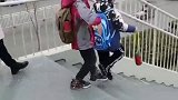 小学生上学路上听到国歌立即肃立敬礼。网友点赞：少年强则国强️