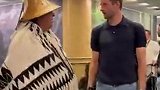温哥华球迷热烈欢迎穆勒 印第安部落酋长以传统仪式迎接他的到来