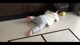 小宝宝“光速”匍匐前进，动作太搞笑了！