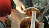 南通街头大妈卖炸臭豆腐，8元钱一份，满满一碗，吃得太爽了