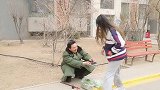 父亲大冷天街头卖菜，不孝女儿来要钱，没想被路过的美女狠狠教育