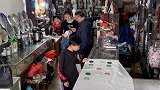 监控显示，一家古董店内一名男孩在翡翠展示桌前突然摔倒