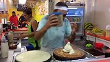 “憨豆先生”来摊煎饼啦热气腾腾的煎饼挤上一大坨奶油,超美味