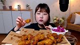 韩国美女吃美味蜂巢炸鸡，一口一个，超满足