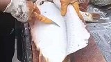 原来鱼皮也能剥，剥下来的鱼皮要怎么做，第一次见到