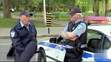 国外恶搞：警察贪玩舞警棍，飞棍打烂警车玻璃，被长官收拾了！
