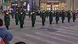 步行街人头攒动，再现拉链式过马路