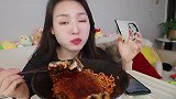 喜喜姐吃烤鳗鱼，肉质饱满味道鲜美