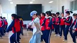 班主任要是带头领舞，就没有舞蹈演员什么事了