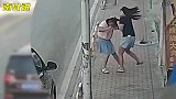 广西两个少女街头打架互殴，路人的行为让人心寒，结局引起舒适！