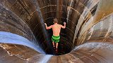 全球最深泳池，40米高度跳一次两千块，吸引大批游客排队体验