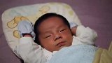 实拍刚出生的儿子懒洋洋入睡的过程,看着他感觉我的心都陶醉了！