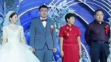 婚礼现场公公婆婆互动，大叔直接扔下自己的老伴儿