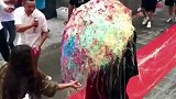 新郎新娘负重前行，伞上和身上都喷满了彩条！