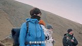 杨洋理工男造型现身机场，与迪丽热巴隔空互动实在太隐秘