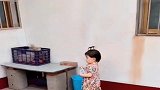 带女儿去爷爷家，爷爷想跟她唠嗑，结果下一秒好尴尬呀