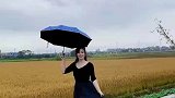 女子在空地上做空翻，丝毫没有停下来的意思