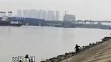 女子飞奔冲向河中间轻生，巡逻民警发现后冲过去救援