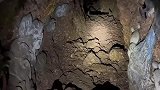 探险爱好者无意间发现，山洞内有一处雕刻品