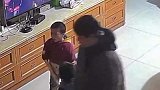 俩小孩打闹途中被电视吸引，立马跟着屏幕上的画面一起亲亲