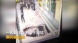 兰州人行道突然塌陷 路过女子瞬间掉入深坑_超清