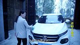 农村小夫妻参加婚礼，小伙问嫂子：为啥戴不上囍花？嫂子回答真逗