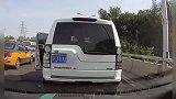 路虎车主给车牌戴口罩！网友：动作熟练的让人心疼！