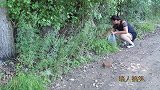 男子打劫农村姑娘，结果一分钱没劫到，还要倒贴！