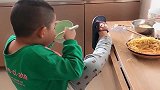 5岁的儿子，吃饭都要这个样子，为娘也是很头疼啊！