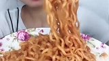 妹子吃火鸡面，嘴跟机关枪一样，吃的哇哇的