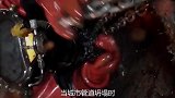 为了把下水道水流堵住，潜水员要进入窄小的污水管道！