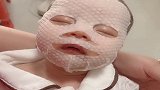 小宝宝敷面膜睡觉，呆萌小表情，简直萌翻了！