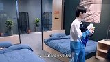 南南变囡囡！周震南金色长发半遮面造型特别