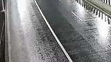 浙江台州：小车雨天失控滑行百余米
