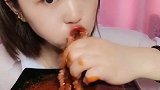 见过这样吃八爪鱼的吗，小姐姐吃的真香