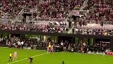梅西被换下时，一名球迷跑向梅西随后被安保拦截