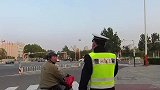 骑车出行记得给孩子戴好头盔