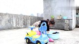 两宝宝跟妈妈凉衣服，大女儿看见什么了，跑的飞快也没有抓到