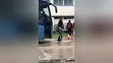 中国女排漳州集训 队员乘坐大巴车抵达训练场馆